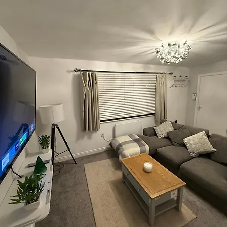 Apartment The Airport Flat - Newly Renovated & Free Parking *