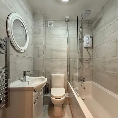 The Airport Flat - Newly Renovated & Free Parking