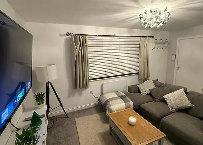 Apartment The Airport Flat - Newly Renovated & Free Parking *