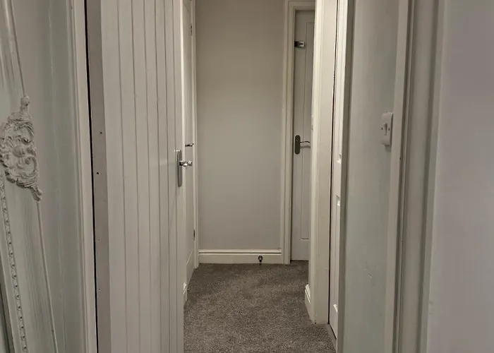 דירה The Airport Flat - Newly Renovated & Free Parking *