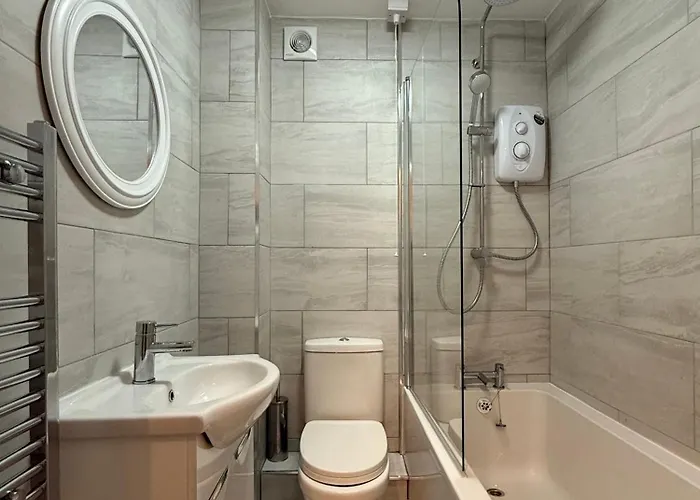 The Airport Flat - Newly Renovated & Free Parking