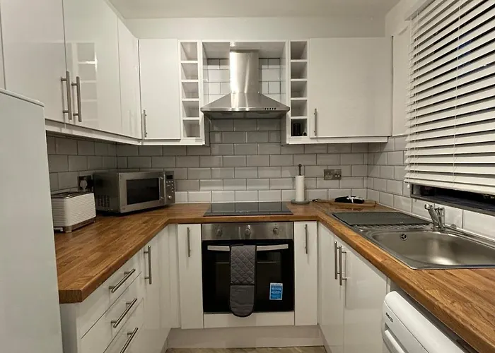 Apartment The Airport Flat - Newly Renovated & Free Parking *